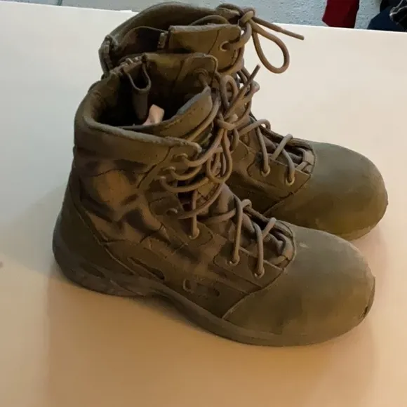 NWOT unisex converse boots