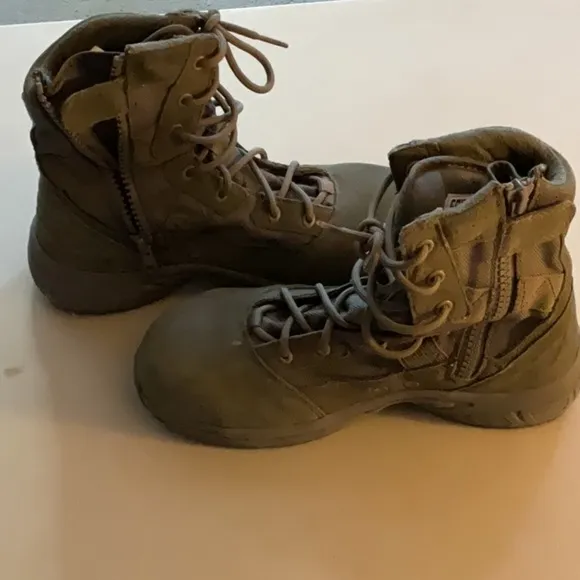 NWOT unisex converse boots