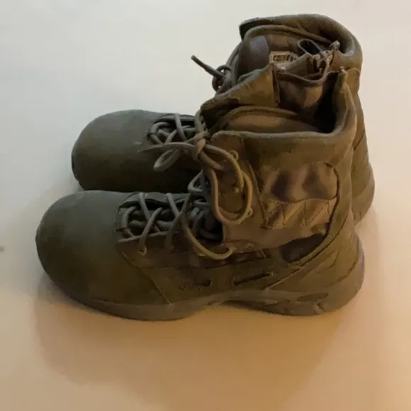 NWOT unisex converse boots