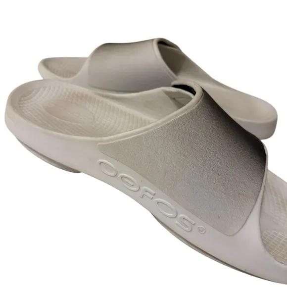 OOFOS OOahh Sport Flex Slide Sandals. In great conditions