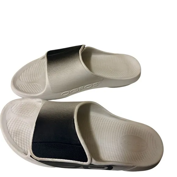 OOFOS OOahh Sport Flex Slide Sandals. In great conditions