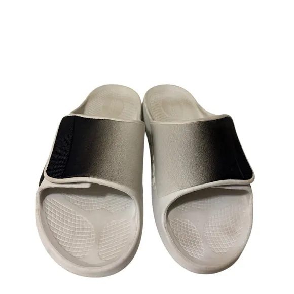 OOFOS OOahh Sport Flex Slide Sandals. In great conditions