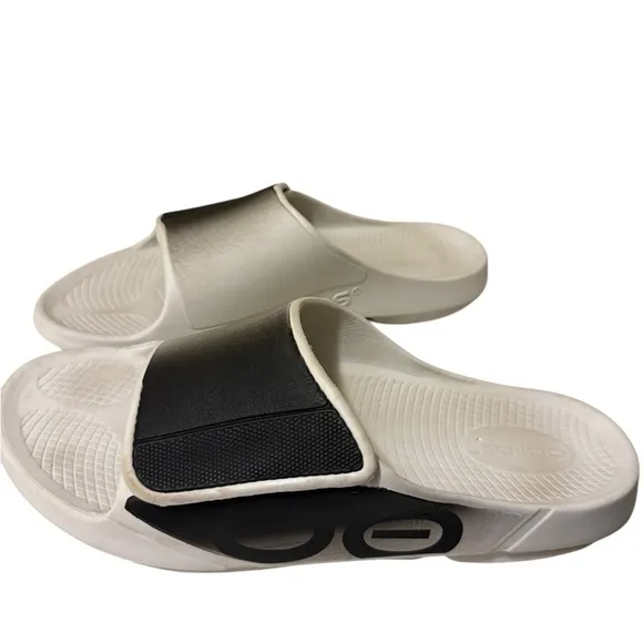 OOFOS OOahh Sport Flex Slide Sandals. In great conditions
