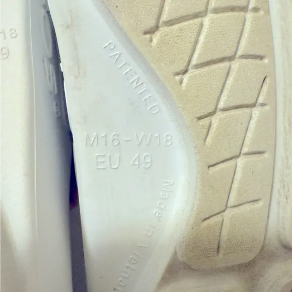 OOFOS OOahh Sport Flex Slide Sandals. In great conditions