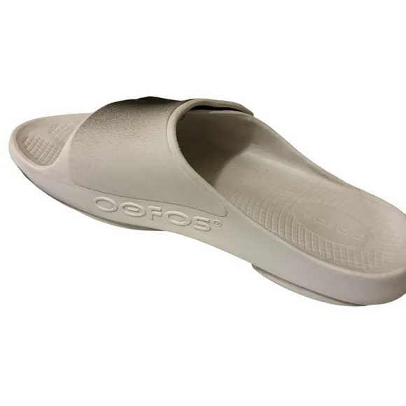OOFOS OOahh Sport Flex Slide Sandals. In great conditions