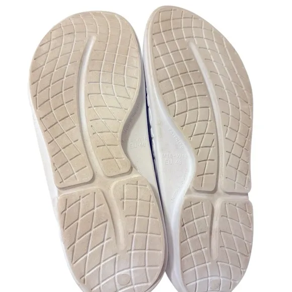 OOFOS OOahh Sport Flex Slide Sandals. In great conditions