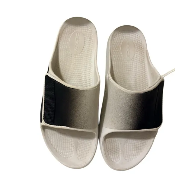 OOFOS OOahh Sport Flex Slide Sandals. In great conditions