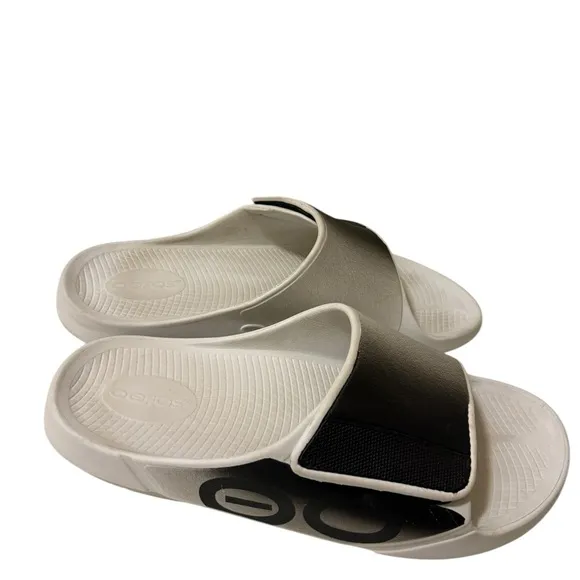 OOFOS OOahh Sport Flex Slide Sandals. In great conditions