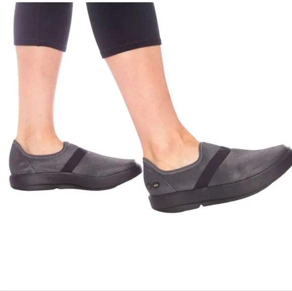OOFOS OOmg eeZee Low Shoes Women 7.5 Gray Black Slip-On