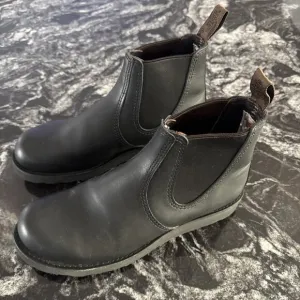 Red Wing Heritage Men Classic Chelsea Boots Black Harness Sz 9.5D 2nds