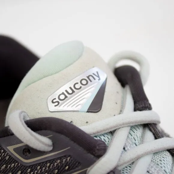 Saucony Women’s Triumph 18, Gray Running Shoes, Size 7.5