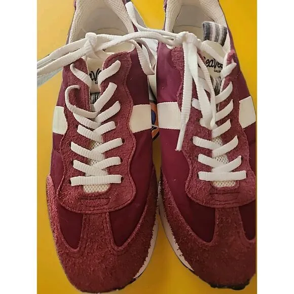 SeaVees Acorn Trainer Women’s 8 Deep Red Excellent Shoes Excellent Condition