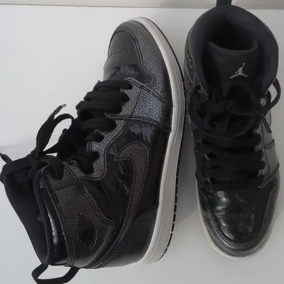 SIZE 3Y. NIKE AIR JORDAN 1 retro high  sneakers shoes.