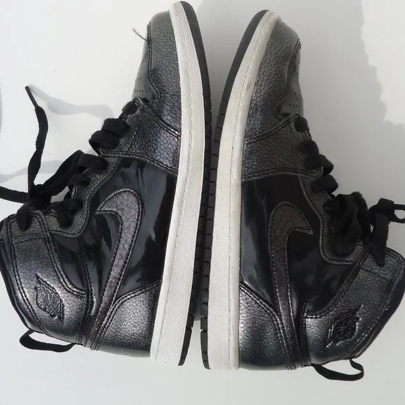 SIZE 3Y. NIKE AIR JORDAN 1 retro high  sneakers shoes.