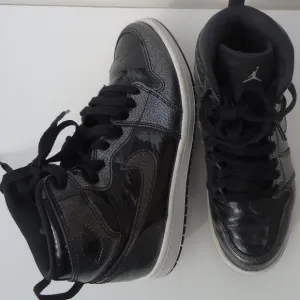 SIZE 3Y. NIKE AIR JORDAN 1 retro high  sneakers shoes.