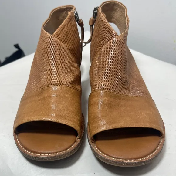 Sofft Natalia Sandals Perforated Leather Side Zip Cushioned Comfortable Sz 7.5
