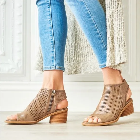 Sofft Natalia Sandals Perforated Leather Side Zip Cushioned Comfortable Sz 7.5