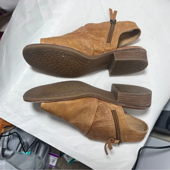 Sofft Natalia Sandals Perforated Leather Side Zip Cushioned Comfortable Sz 7.5
