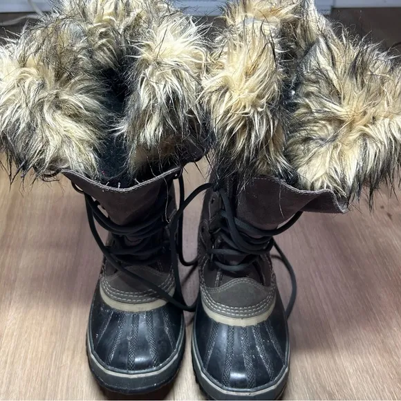 Sorel Joan of arctic women’s waterproof furry boot size 6
