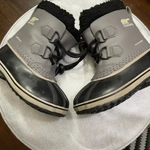 Sorel Yoot Pac Kids Waterproof insulated snow boots SZ 10 QUARRY/BLK