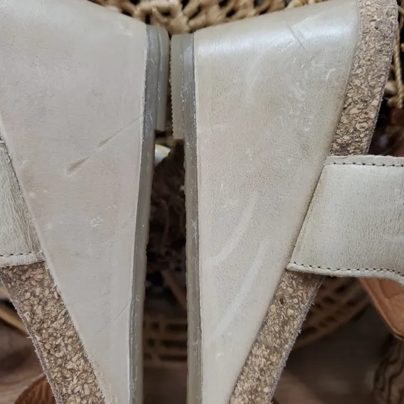 Taos Women's 9-9.5/40 Buckle Up Wedge Sandals Stone Leather Ankle Strap Comfort