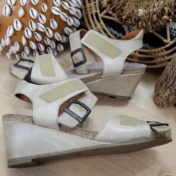 Taos Women's 9-9.5/40 Buckle Up Wedge Sandals Stone Leather Ankle Strap Comfort