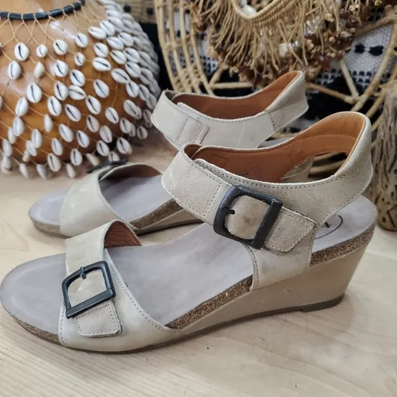 Taos Women's 9-9.5/40 Buckle Up Wedge Sandals Stone Leather Ankle Strap Comfort