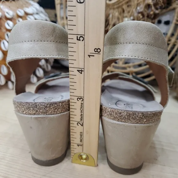 Taos Women's 9-9.5/40 Buckle Up Wedge Sandals Stone Leather Ankle Strap Comfort