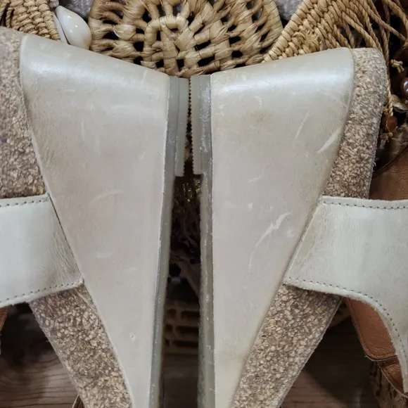 Taos Women's 9-9.5/40 Buckle Up Wedge Sandals Stone Leather Ankle Strap Comfort