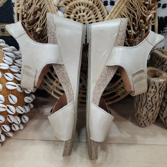 Taos Women's 9-9.5/40 Buckle Up Wedge Sandals Stone Leather Ankle Strap Comfort
