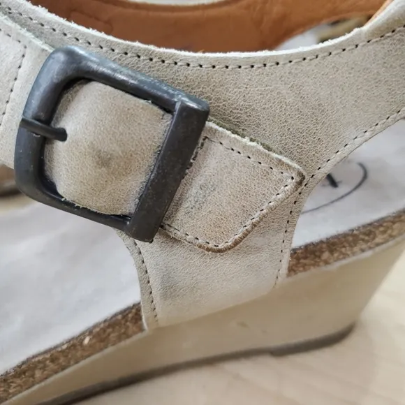 Taos Women's 9-9.5/40 Buckle Up Wedge Sandals Stone Leather Ankle Strap Comfort