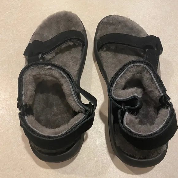 Teva Size 10 Hurricane Shearling Walking Sandals