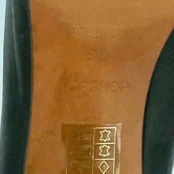 Top Shop leather heeled shoes size 8. Classic wardrobe staple.