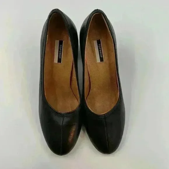 Top Shop leather heeled shoes size 8. Classic wardrobe staple.