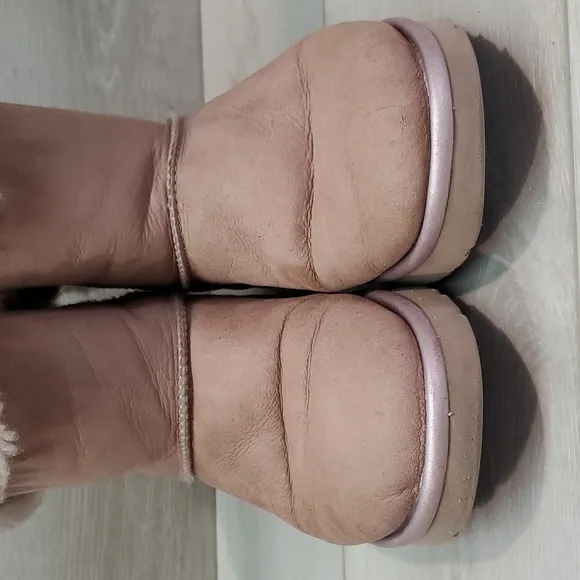 Ugg Australia Women Bailey Bow Classic Short Sheepskin Boots shoes sz 9