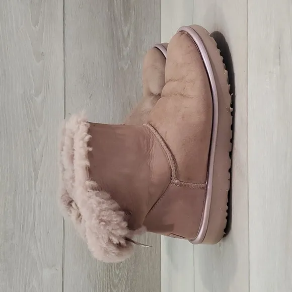 Ugg Australia Women Bailey Bow Classic Short Sheepskin Boots shoes sz 9