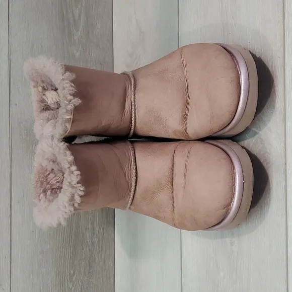 Ugg Australia Women Bailey Bow Classic Short Sheepskin Boots shoes sz 9