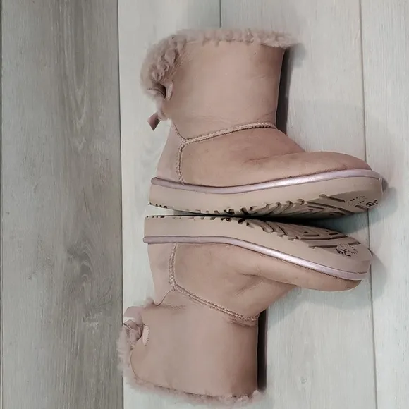 Ugg Australia Women Bailey Bow Classic Short Sheepskin Boots shoes sz 9