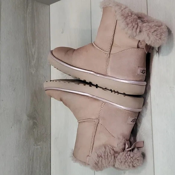 Ugg Australia Women Bailey Bow Classic Short Sheepskin Boots shoes sz 9