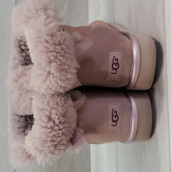 Ugg Australia Women Bailey Bow Classic Short Sheepskin Boots shoes sz 9