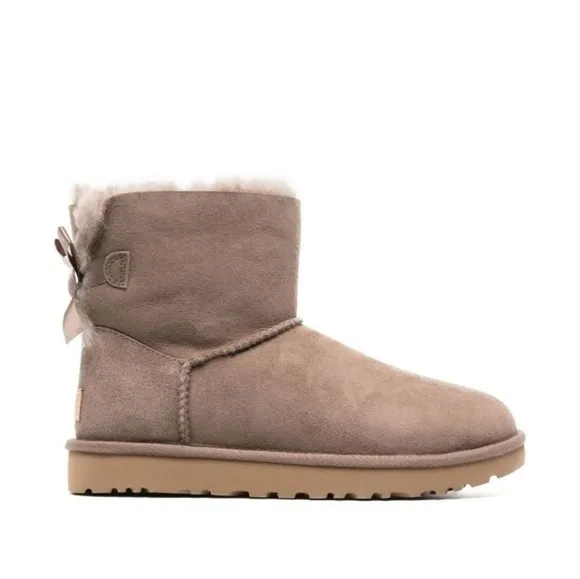 Ugg Australia Women Bailey Bow Classic Short Sheepskin Boots shoes sz 9