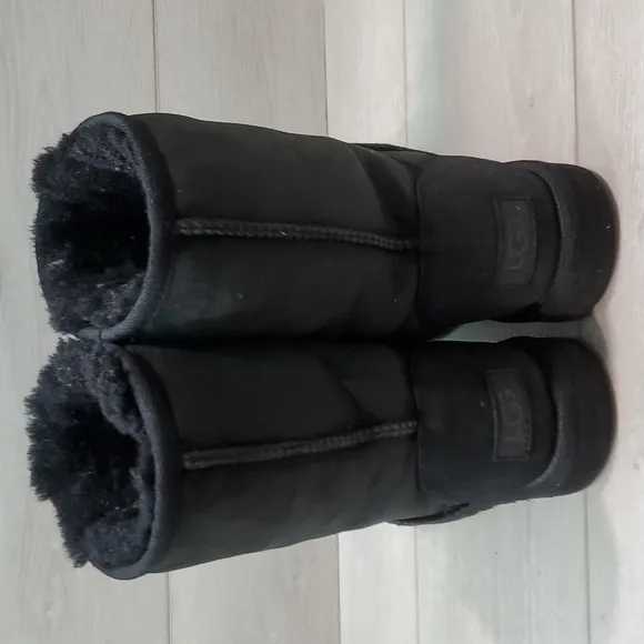 Ugg Australia Women Classic Short II Sheepskin Leather boots shoes sz 8