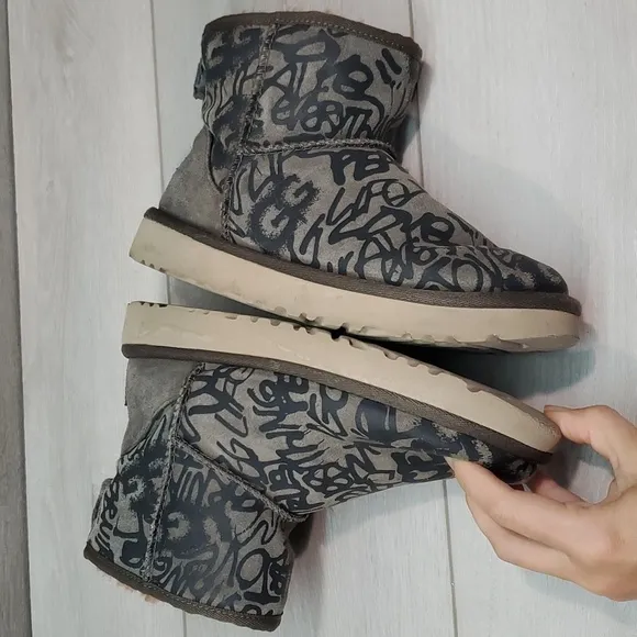 Ugg Australia Women Classic Short Sheepskin Boots shoes sz 6