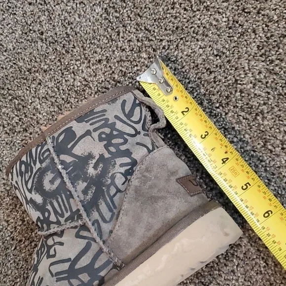 Ugg Australia Women Classic Short Sheepskin Boots shoes sz 6