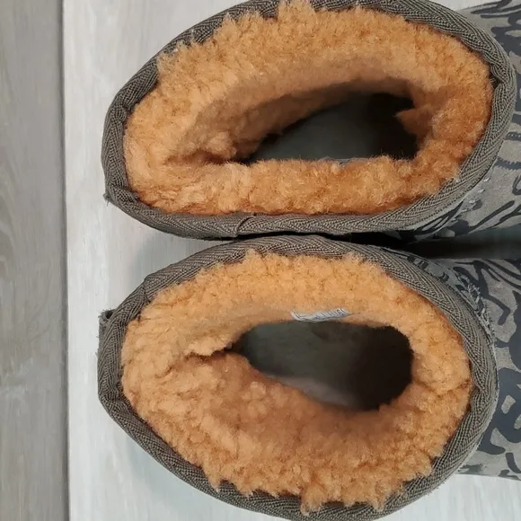 Ugg Australia Women Classic Short Sheepskin Boots shoes sz 6