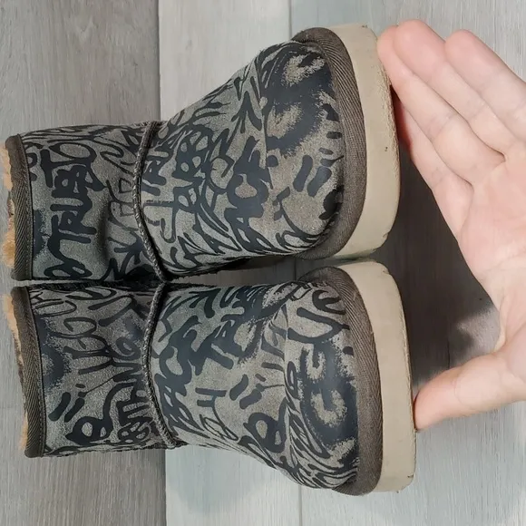 Ugg Australia Women Classic Short Sheepskin Boots shoes sz 6