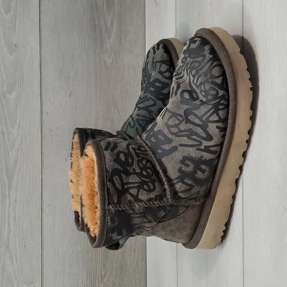 Ugg Australia Women Classic Short Sheepskin Boots shoes sz 6