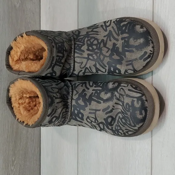 Ugg Australia Women Classic Short Sheepskin Boots shoes sz 6