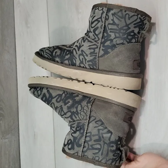 Ugg Australia Women Classic Short Sheepskin Boots shoes sz 6