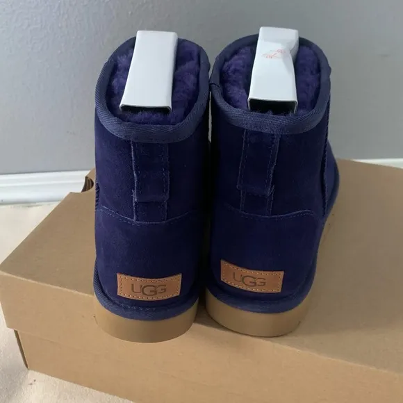 UGG CLASSIC MINI STUD BOOT